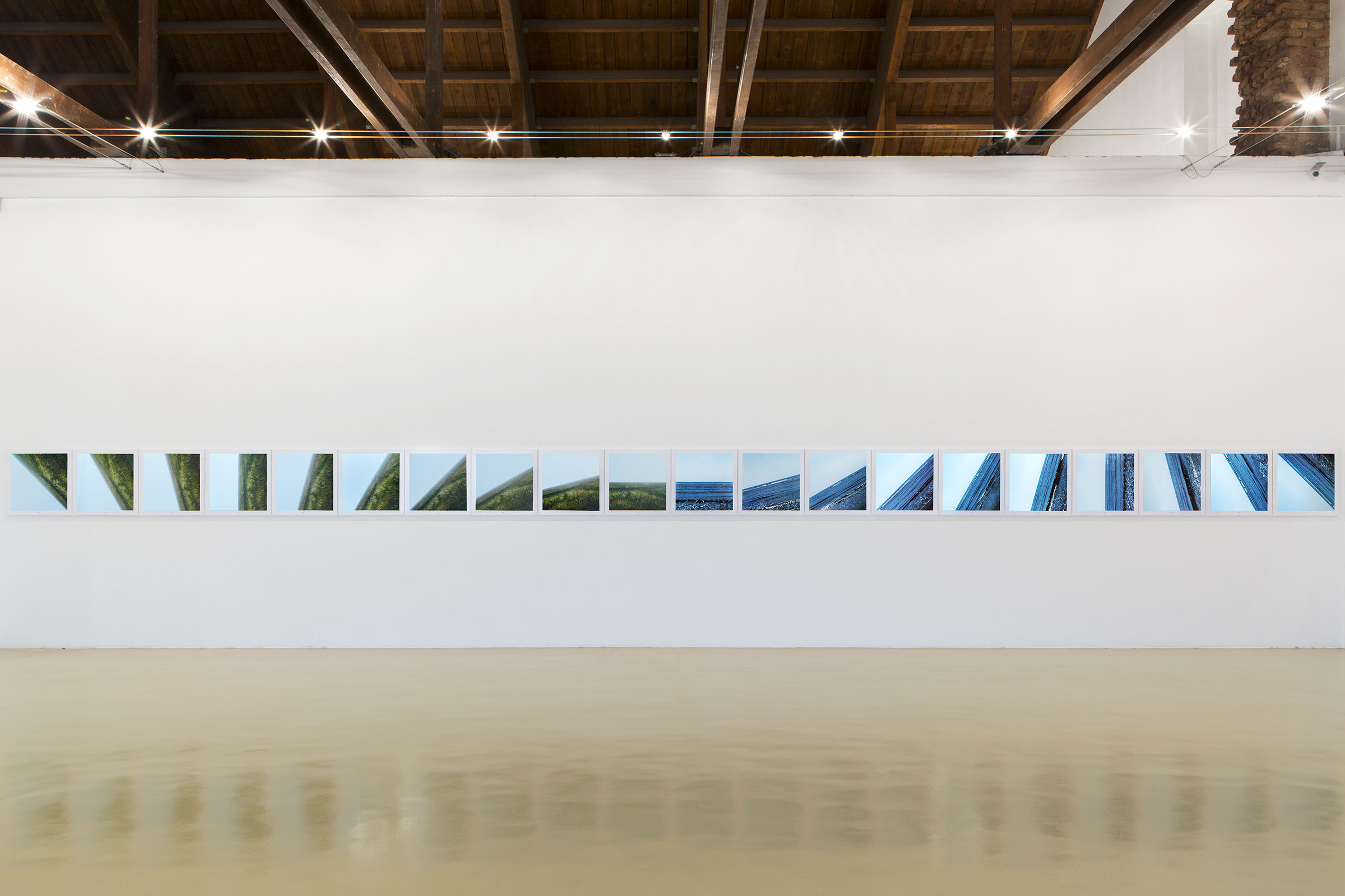 Jan Dibbets, Land-Horizon 0u00b0-135u00b0 + Sea-Horizon 0u00b0-135u00b0, 1972